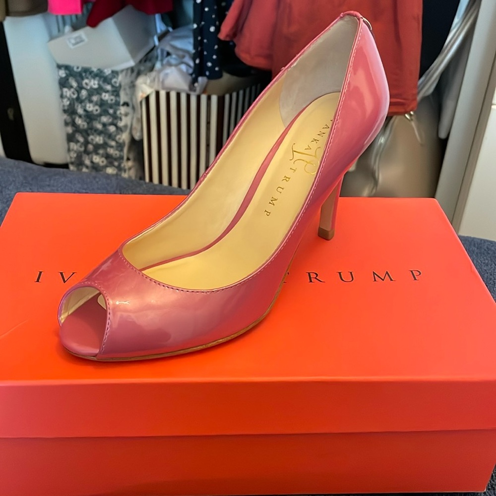 Mint condition Ivanka Trump Cleo dress pumps. Size 6